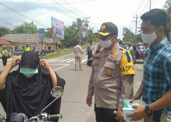 Polres Madina Bagikan Masker dan Nasi Bungkus
