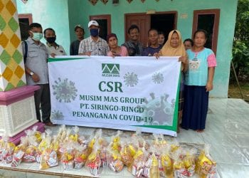 Pihak PT Siringo-ringo Rantauprapat saat menyerahkan bantuan paket musim mas kepada masyarakat.