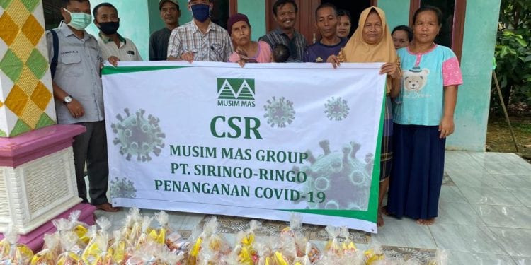 Pihak PT Siringo-ringo Rantauprapat saat menyerahkan bantuan paket musim mas kepada masyarakat.