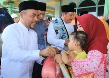 Bupati Labuhanbatu H Andi Suhaimi Dalimunthe saat memberikan Sembako kepada warga.
