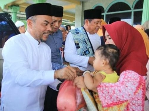 Bupati Labuhanbatu H Andi Suhaimi Dalimunthe saat memberikan Sembako kepada warga.