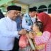Bupati Labuhanbatu H Andi Suhaimi Dalimunthe saat memberikan Sembako kepada warga.
