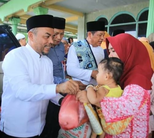 Bupati Labuhanbatu H Andi Suhaimi Dalimunthe saat memberikan Sembako kepada warga.