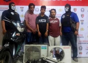 Tiga orang diduga kuat sebagai pelaku pencurian mesin AC Kantor Diskominfo Labuhanbatu saat diamankan Polisi.