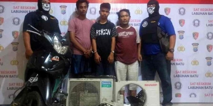 Tiga orang diduga kuat sebagai pelaku pencurian mesin AC Kantor Diskominfo Labuhanbatu saat diamankan Polisi.