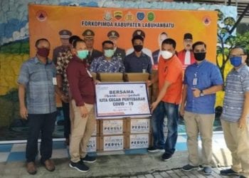 Penyerahan bantuan kepada tim gugus tugas penanganan Covid-19 Labuhanbatu oleh Bank Sumut Cabang Rantauprapat.