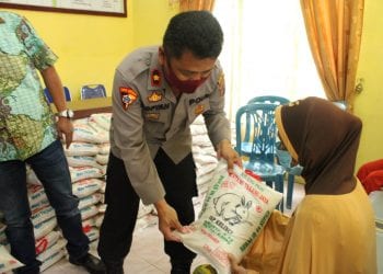 Polres Sergai Bagikan 250 Karung Beras di Desa Sei Buluh