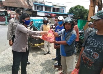Personel Polres Sergai Berikan Bingkisan Sembako ke Masyarakat Kurang Mampu