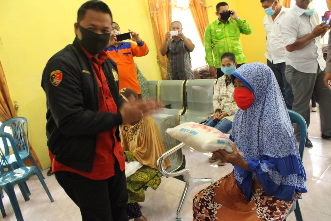 Polres Sergai Bagikan 250 Karung Beras di Desa Sei Buluh