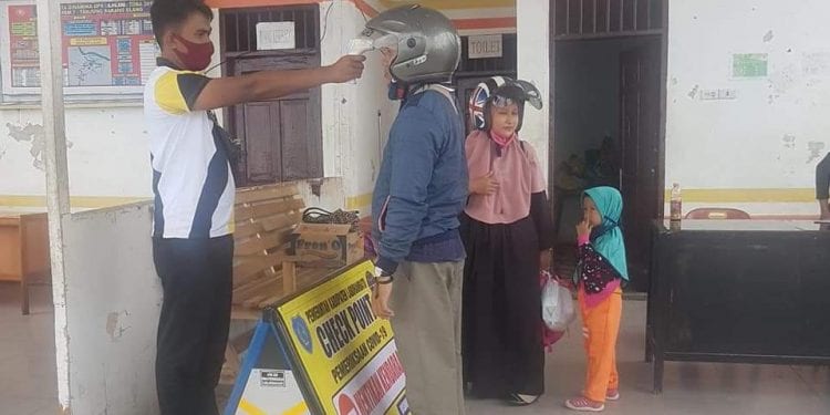 Petugas Dishub Labuhanbatu saat melakukan Chek point di Pelabuhan Tanjung Sarang Elang.