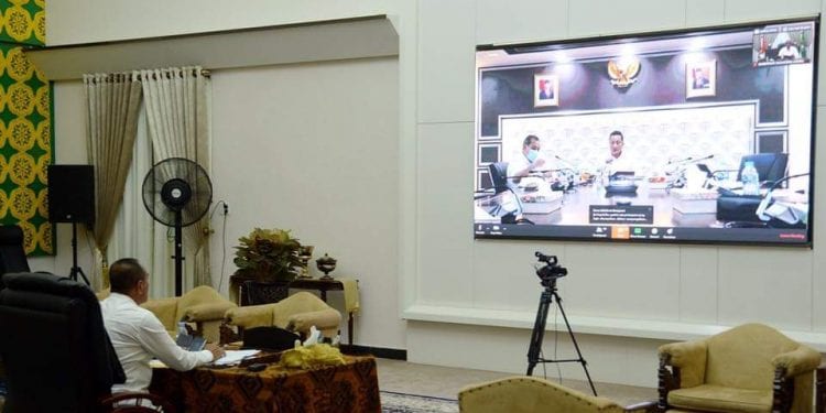 Gubernur Sumut Edy Rahmayadi, Bupati/Walikota, Kepala Dinas Sosial Kabupaten/Kota Sumut dan Aceh saat teleconference dengan Menteri Sosial (Mensos) Juliari P Batubara.