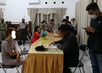 Petugas gabungan saat mengambil data warga yang terjaring razia.