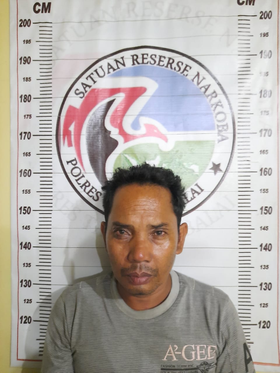(Ignatius Siagian/taslabnews)  Salah satu tersangka berikut dengan barang buktinya saat diamankan di Polres Tanjungbalai.