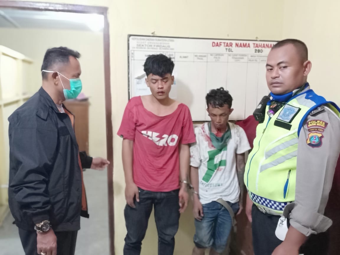 Dua pelaku begal yang nyaris dimasa saat di kantor polisi.