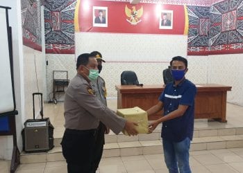 Kabag Sumda Polres Asahan Kompol Anderson Siringo ringo memberikan bantuan kepada insan pers secara simbolis.