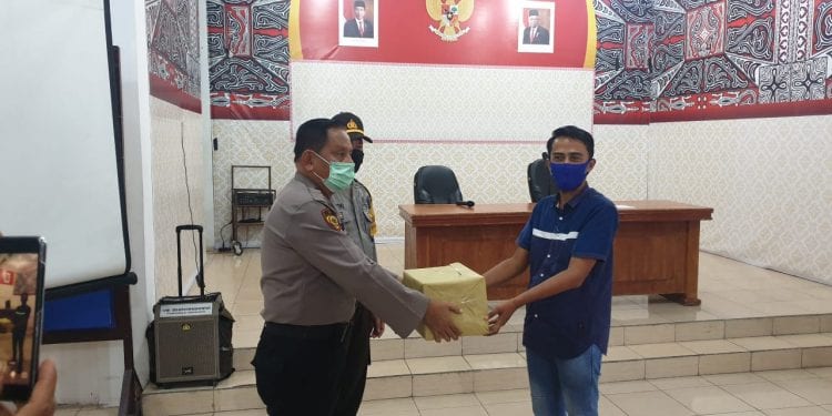 Kabag Sumda Polres Asahan Kompol Anderson Siringo ringo memberikan bantuan kepada insan pers secara simbolis.