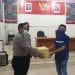 Kabag Sumda Polres Asahan Kompol Anderson Siringo ringo memberikan bantuan kepada insan pers secara simbolis.