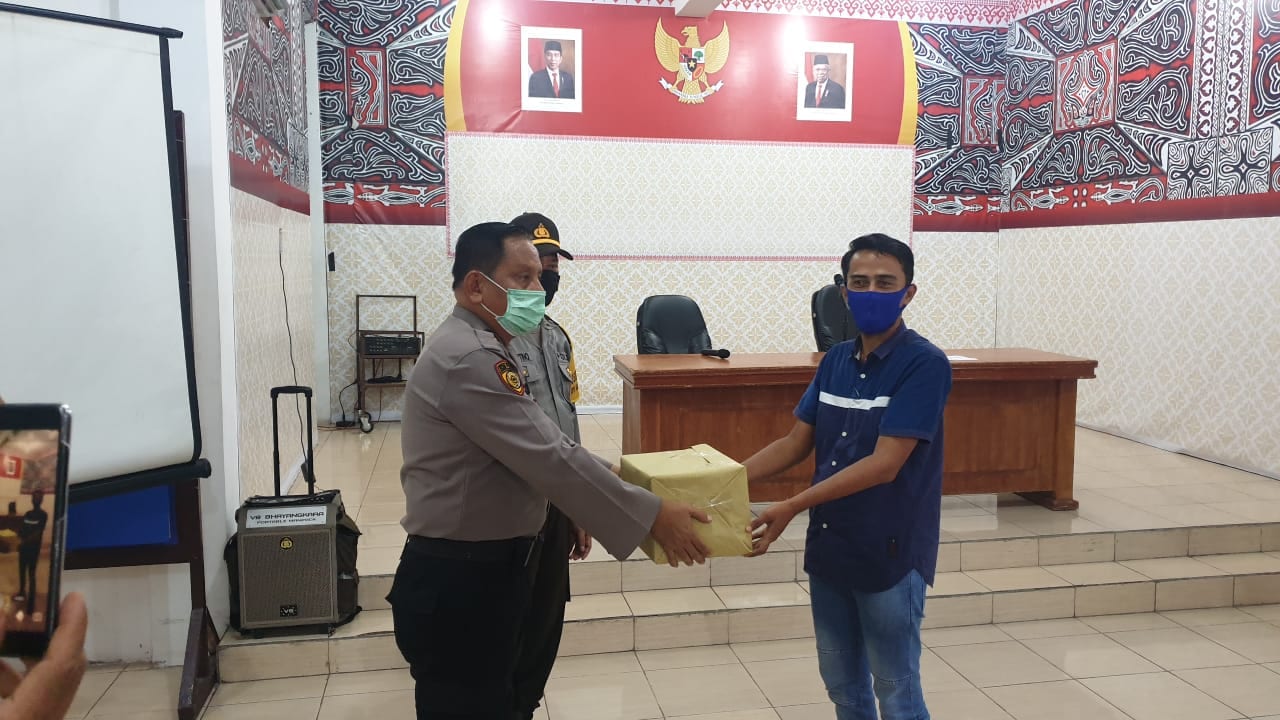Kabag Sumda Polres Asahan Kompol Anderson Siringo ringo memberikan bantuan kepada insan pers secara simbolis.