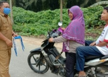 Kades Kampung Padang Bagikan Masker ke Masyarakat, Putus Penyebaran Covid-19