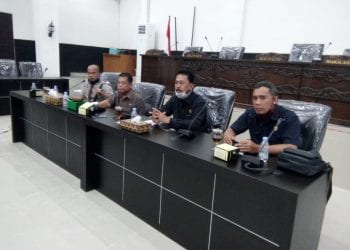 Ketua Komisi A DPRD Labuhanbatu Utara Drs H. Azwan Hutapea (nomor 2 dari kiri) memberikan keterangan pers