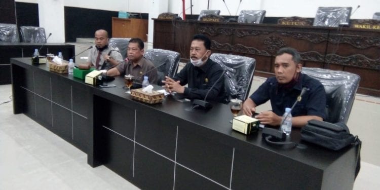 Ketua Komisi A DPRD Labuhanbatu Utara Drs H. Azwan Hutapea (nomor 2 dari kiri) memberikan keterangan pers