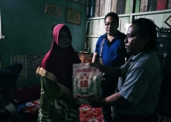 Kru taslabnews saat menyerahkan bantuan dari donatur kepada warga di Kecamatan Kisaran Timur