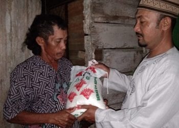 Kru Taslabnews.com Salurkan Bantuan Beras ke Warga di Kecamatan Meranti Asahan