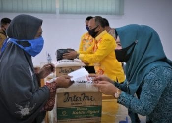 TP PKK Labuhanbatu dibawah pimpinan Hj. Rosmanidar Hasibuan menyerahkan bantuan sembako,