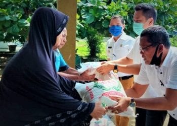 Pejabat Pemkab Labuhanbatu Bagikan Sembako ke Warga