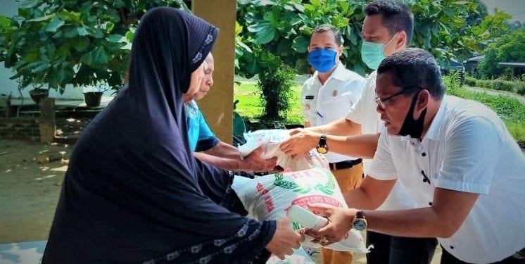 Pejabat Pemkab Labuhanbatu Bagikan Sembako ke Warga