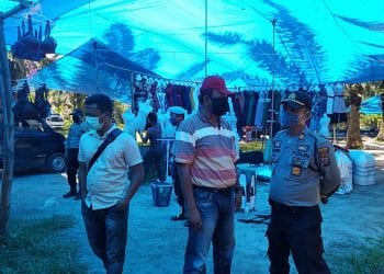 Kades Aek Loba dan Personel Polsek Pulau Raja Asahan Imbau Pedagang dan Pembeli Pakai Masker