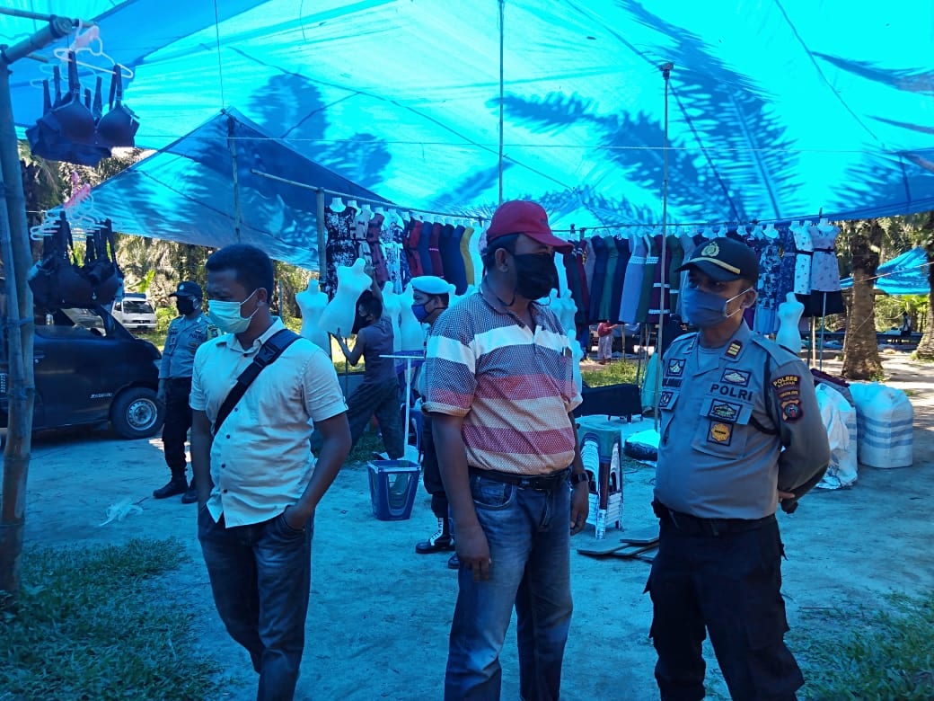 Kades Aek Loba dan Personel Polsek Pulau Raja Asahan Imbau Pedagang dan Pembeli Pakai Masker