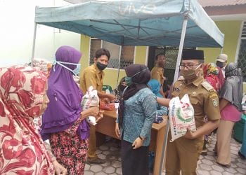 Pemberian bantuan beras pada warga di Aek Ledong Asahan.