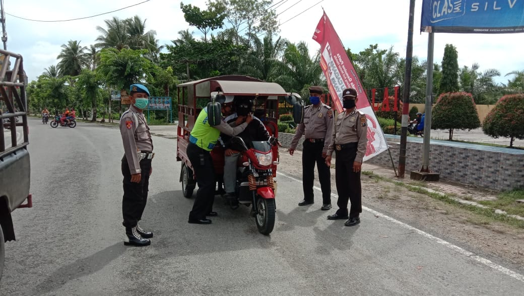 Personel Polres Tanjungbalai saat membagikan sembako.