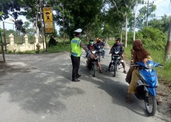 Polres Tanjungbalai Bagi Sembako untuk Warga