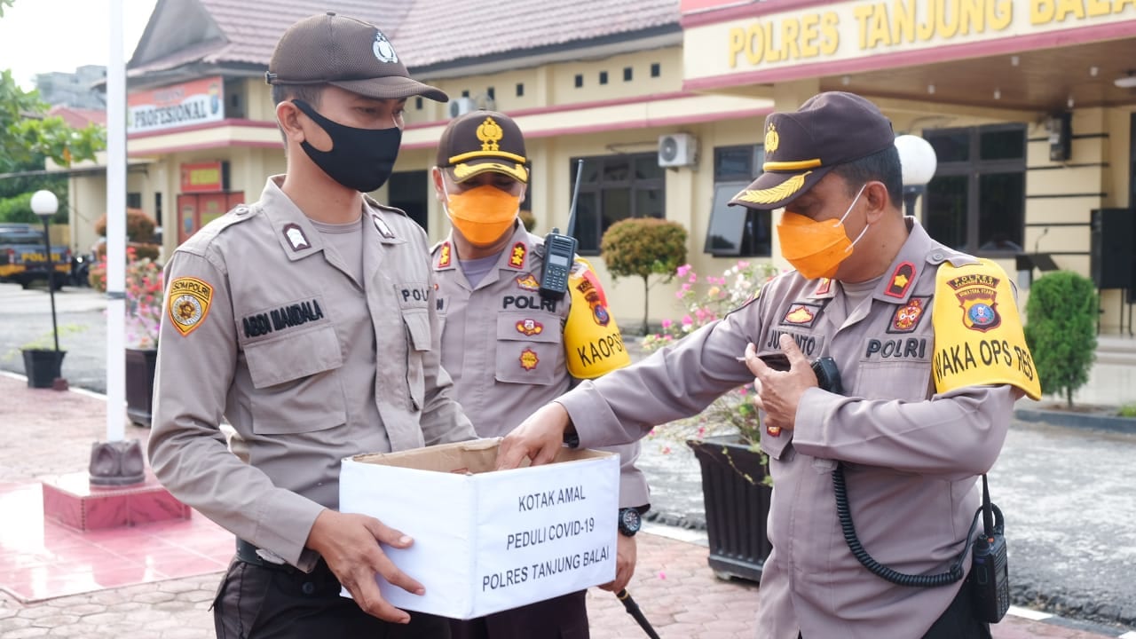 (Ignatius Siagian/taslabnews) Suasana pengumpulan dan penghitungan dana sumbangan suka rela di Lapangan Apel Polres Tanjungbalai.