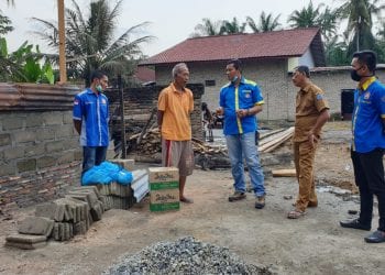 Katar Labuhanbatu Berikan Bantuan Sembako Kepada Korban Kebakaran di Pematang Seleng