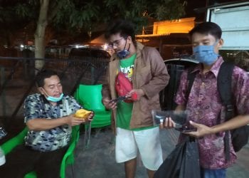 Sekretaris Kominfo Asahan Nirwan Pase membeli masker buatan ibu-ibu pengajian dan perwiritan Masjid Nurul Iman.