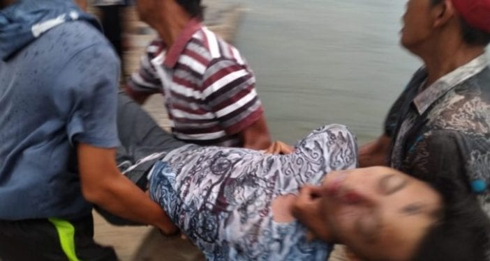 Korban disambar petir di Sibolga diselamatkan warga.
