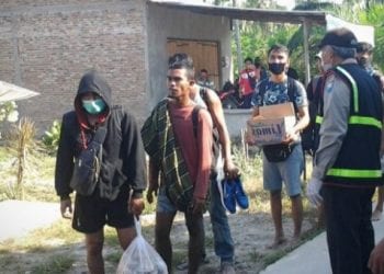 TKI ilegal yang pulang dari Malaysia melalui jalur tikus saat ditangkap di Labura.