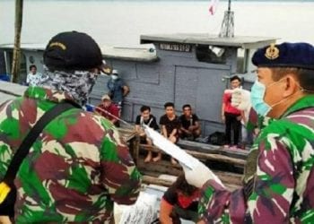 Personel TNI AL memeriksa 22 TKI ilegal yang diamankan.