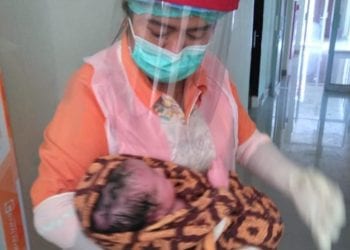 Petugas medis menggendong bayi yang baru lahir di RSU Rantauprapat.