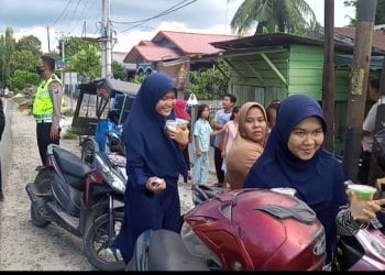 Kapolres dan Personel Polres Batubara Bagikan Takjil Buka Puasa ke Warga