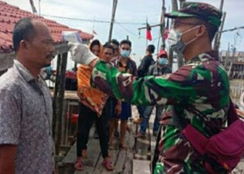 TKI Ilegal yang diamankan di Bagan Siapi-api Asahan saat diperiksa kesehatannya.