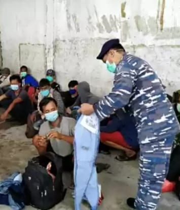 Ke 44 TKI ilegal yang pulang dari Malaysia menjalani pemeriksaan.