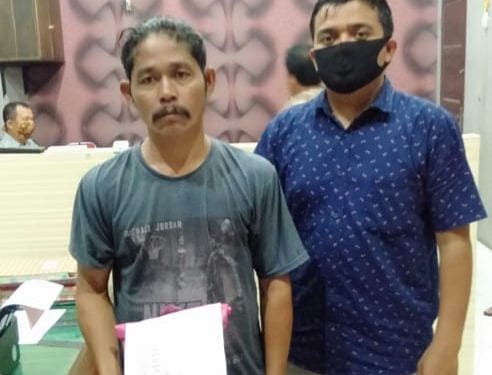 Tersangka Samson Sinaga alias Kacol (kiri)  beserta barang bukti diamankan di Polres Sergai.