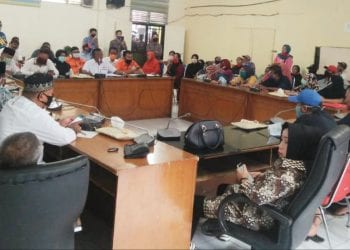 Puluhan Emak-Emak Datangi Kantor DPRD Kota Tanjungbalai, Protes Data Penerima Bansos