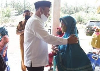 Bupati Labuhanbatu Serahkan BLT Dana Desa Kepada Warga Desa Tanjung Harapan 