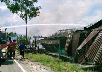 6 Unit Warung di Pinggir Jalinsum Sipaku Area Ludes Dilalap Api