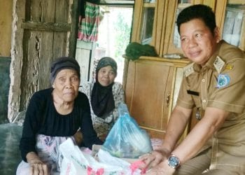 Camat Rantau Utara Bantu Nek Masniar yang Terdampak Covid-19